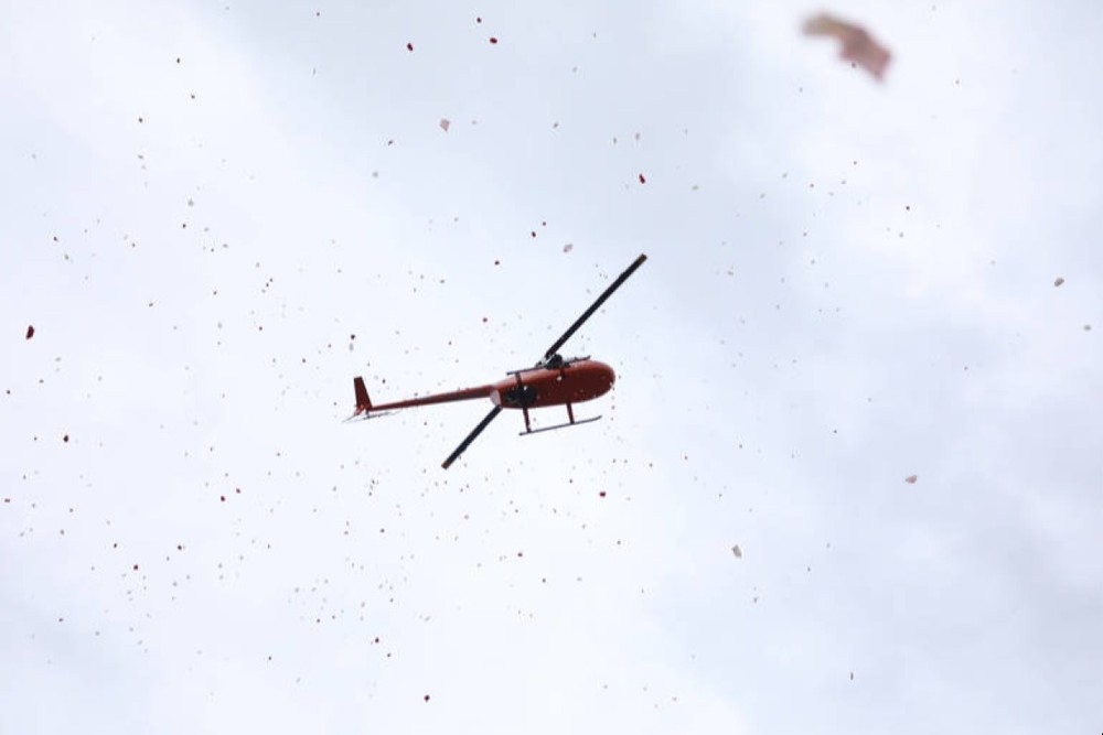 Helicopter Flower Shower - Photo 3